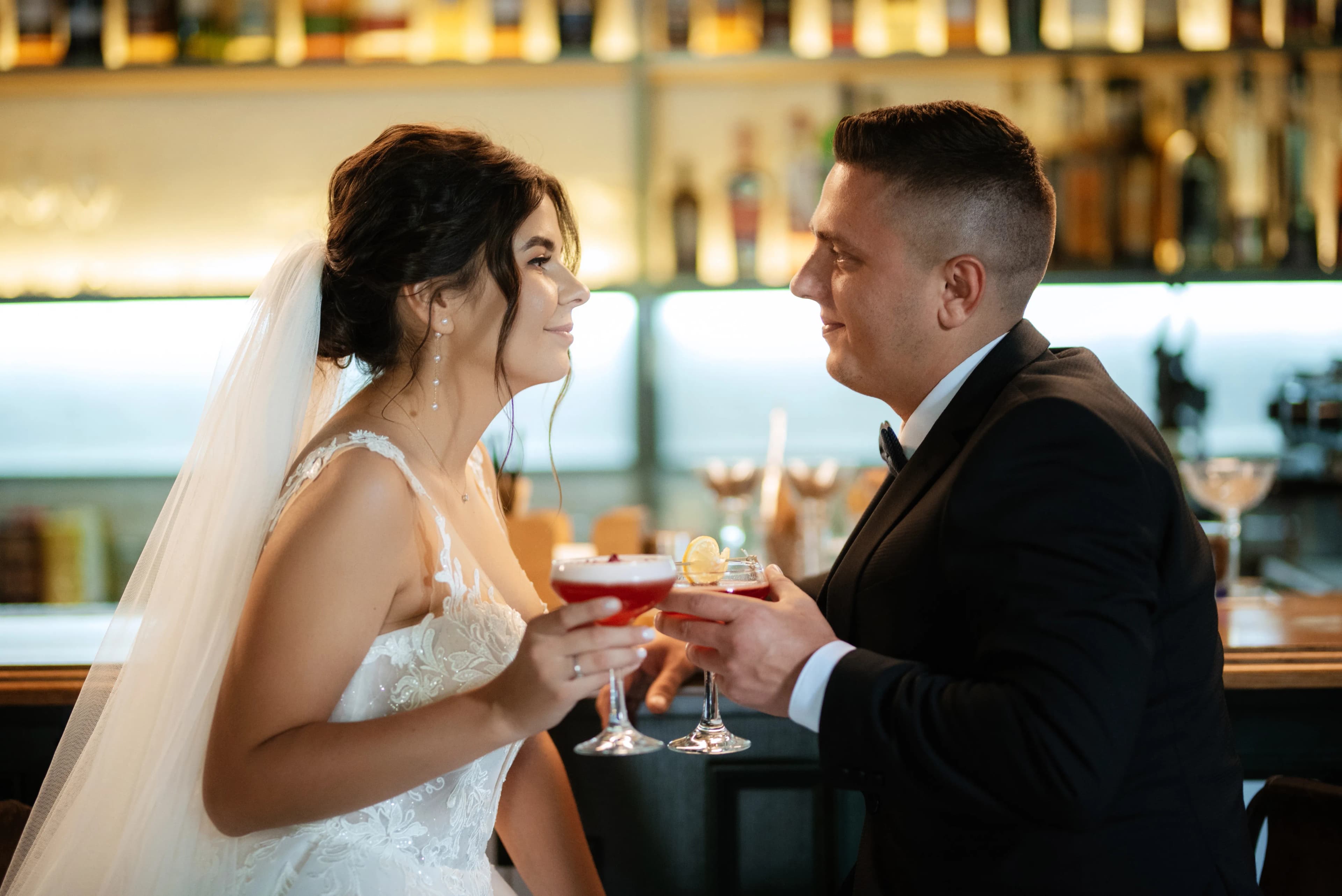 Bruidspaar met een cocktail op een bruiloft