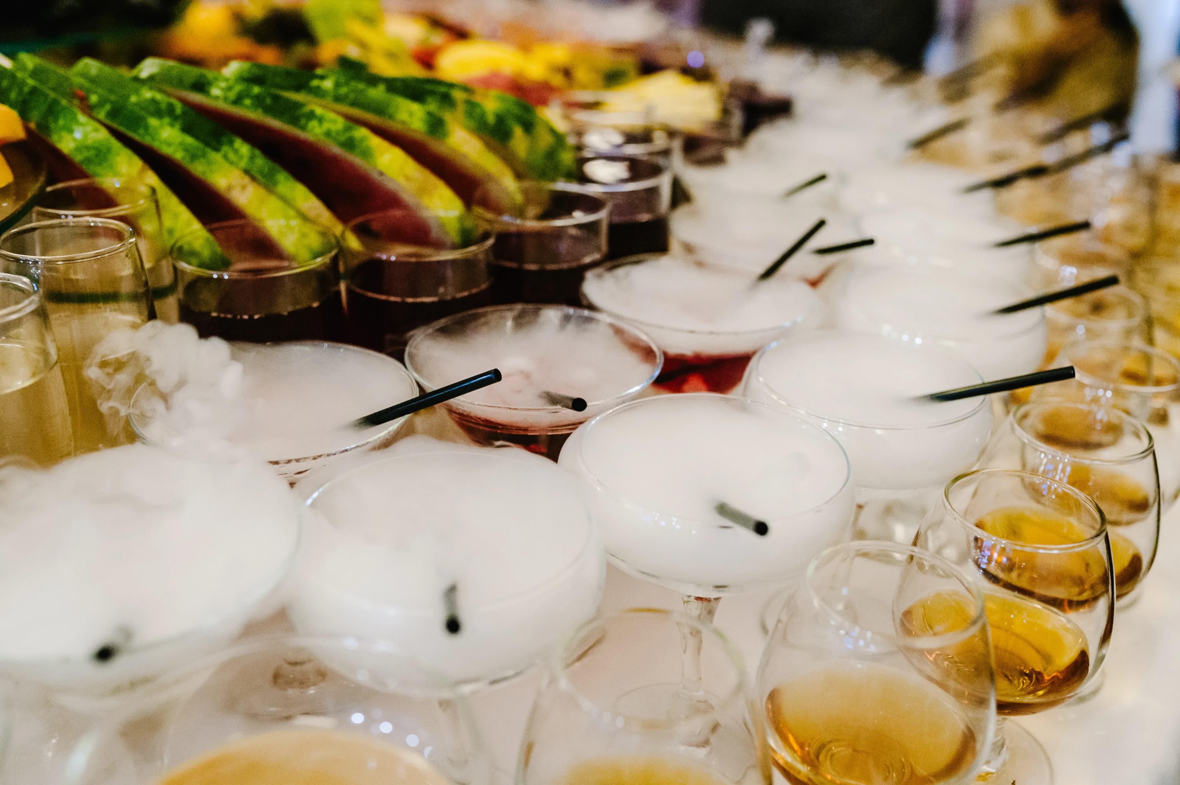 Impressie van een cocktailbar op een bruiloft in Nederland
