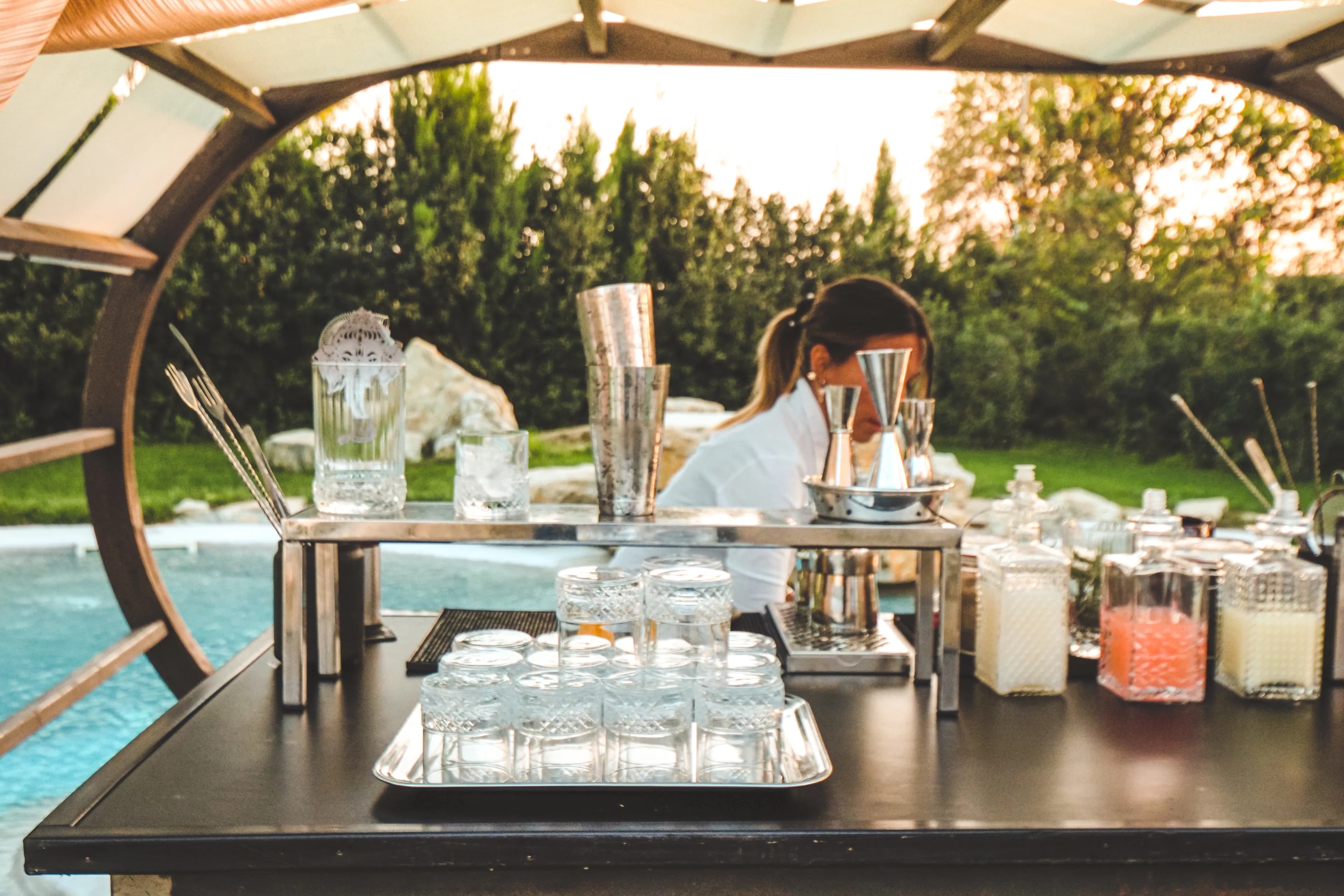 Personeel achter een cocktail bar op een bruiloft