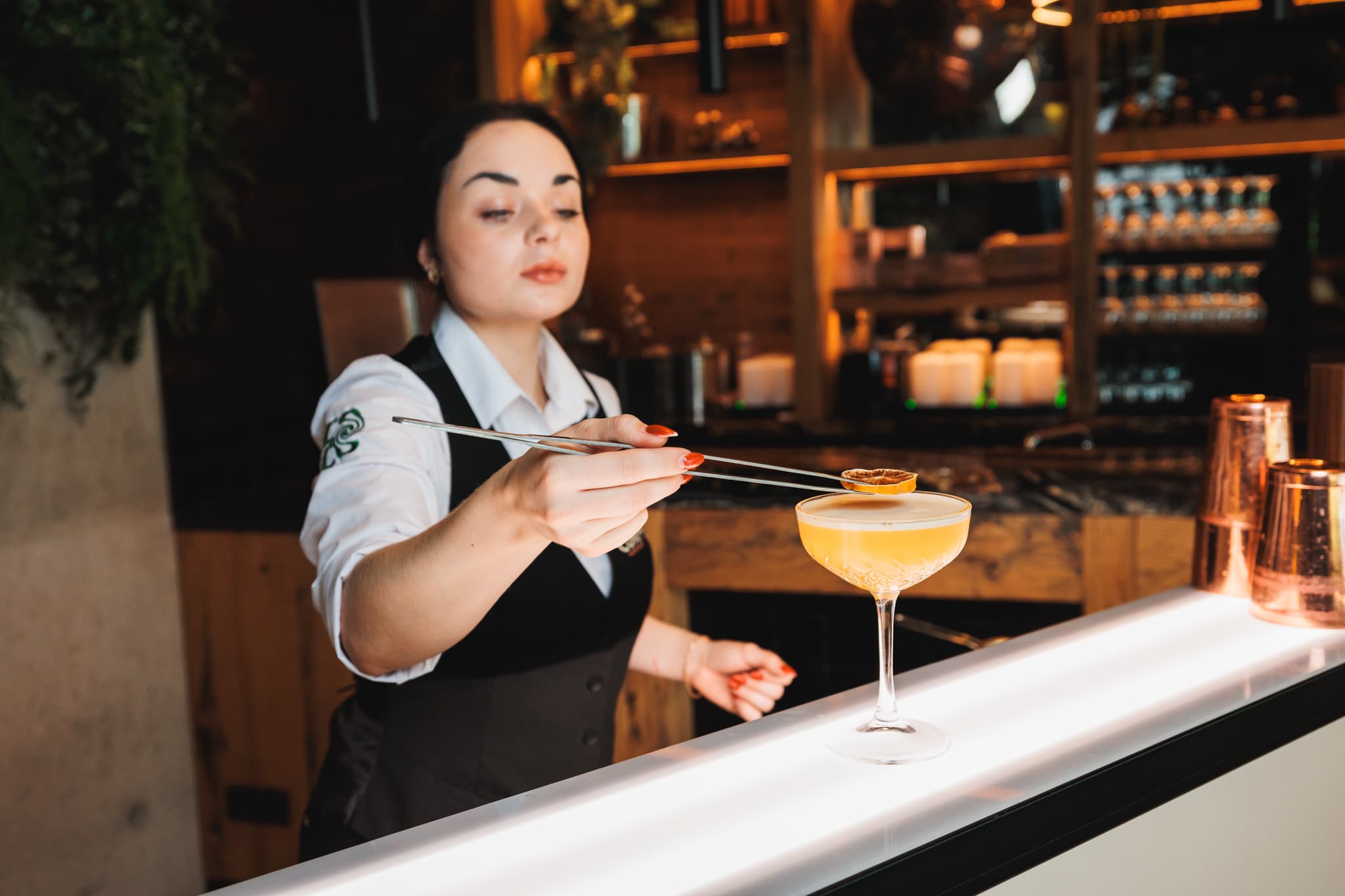 Een cocktail shaker die een cocktail serveert op een bruiloft 