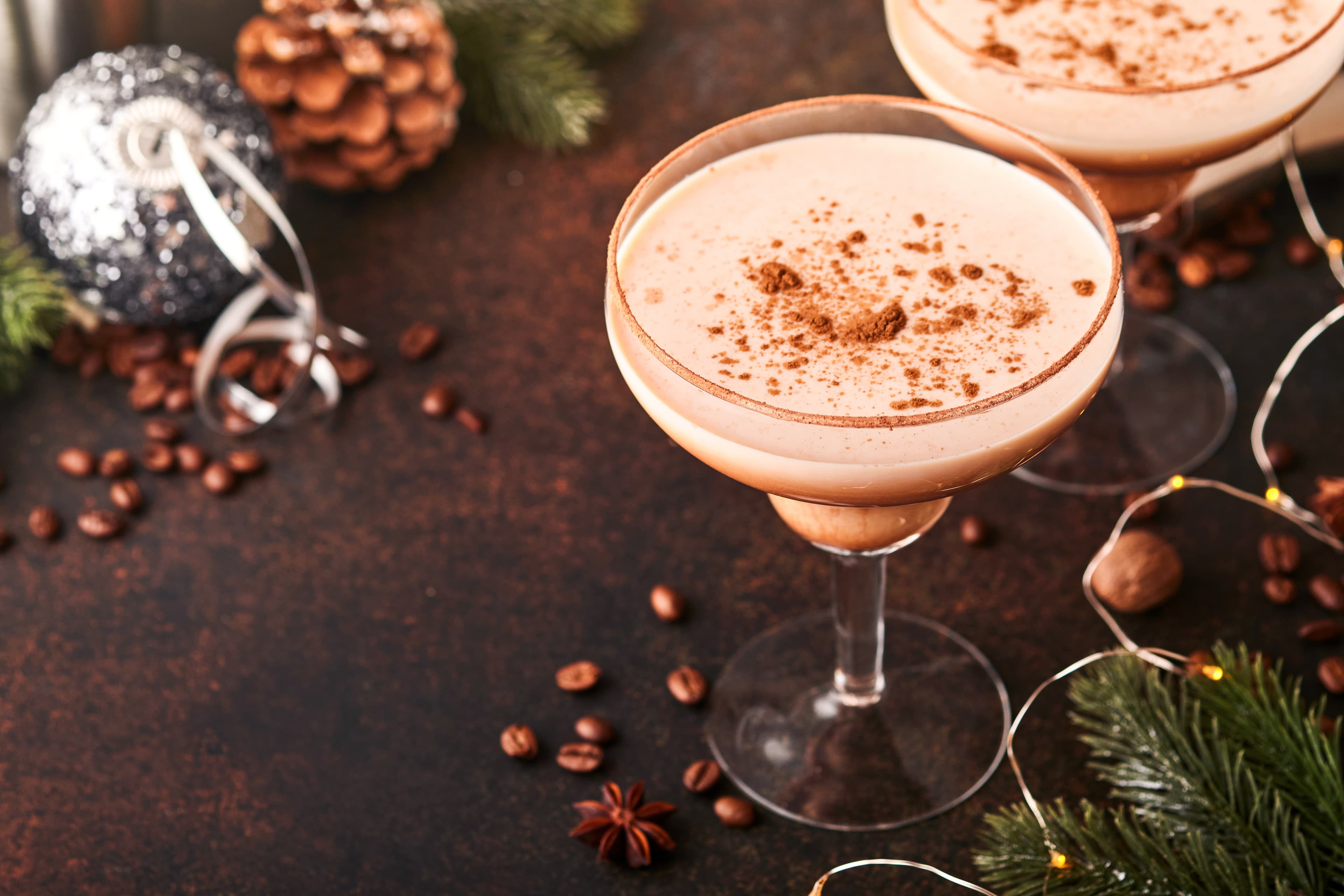 Winterse cocktails met kerstdecoratie voor een kerstborrel op locatie.