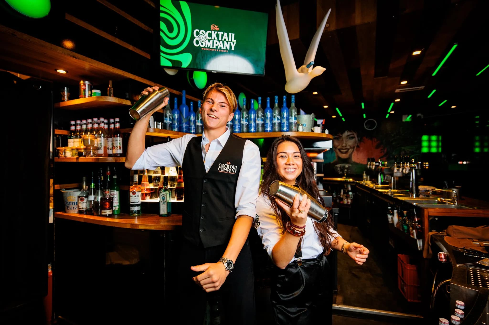 cocktail shakers achter een bar op een feest