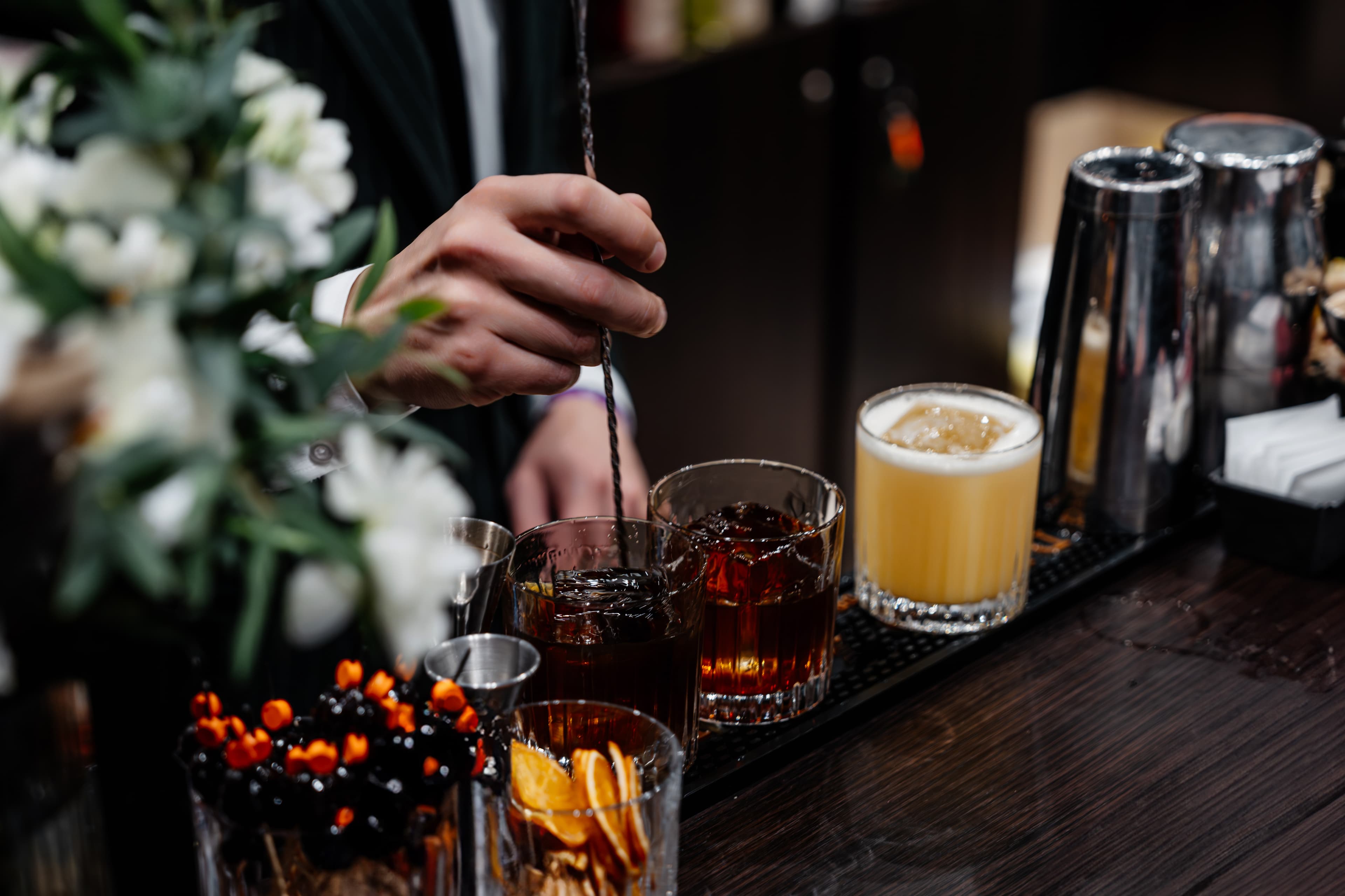 bartender die in cocktail roert