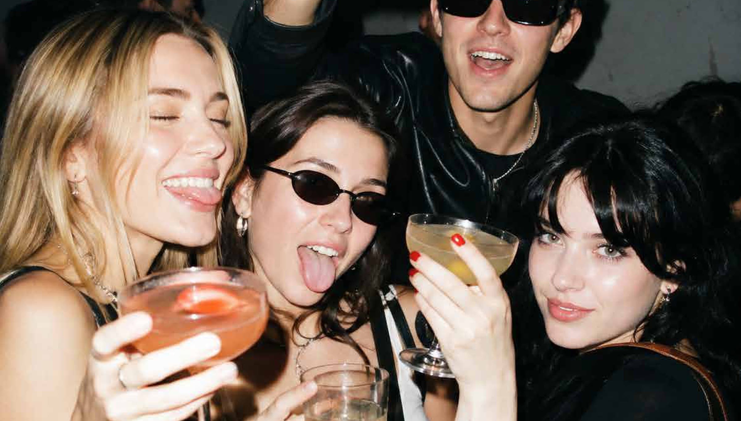Coco Booth — feestgasten met cocktails