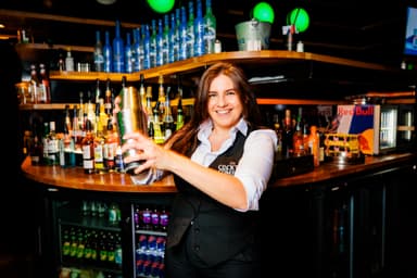personeelslid van the cocktail company