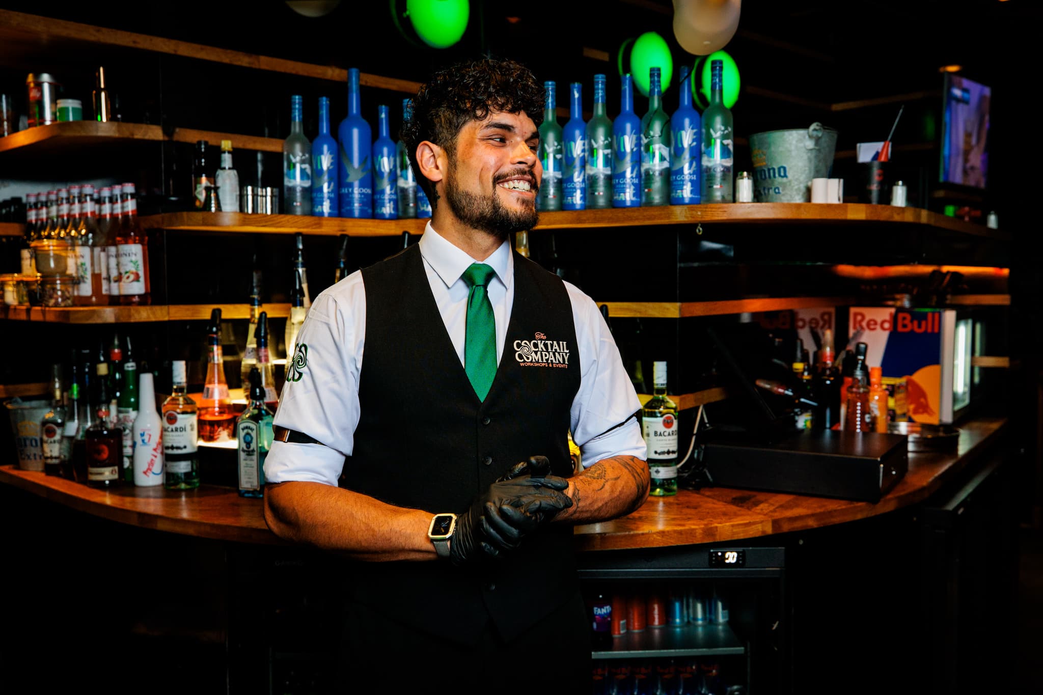 Personeel van The Cocktail Company op een bruiloft achter een cocktail bar