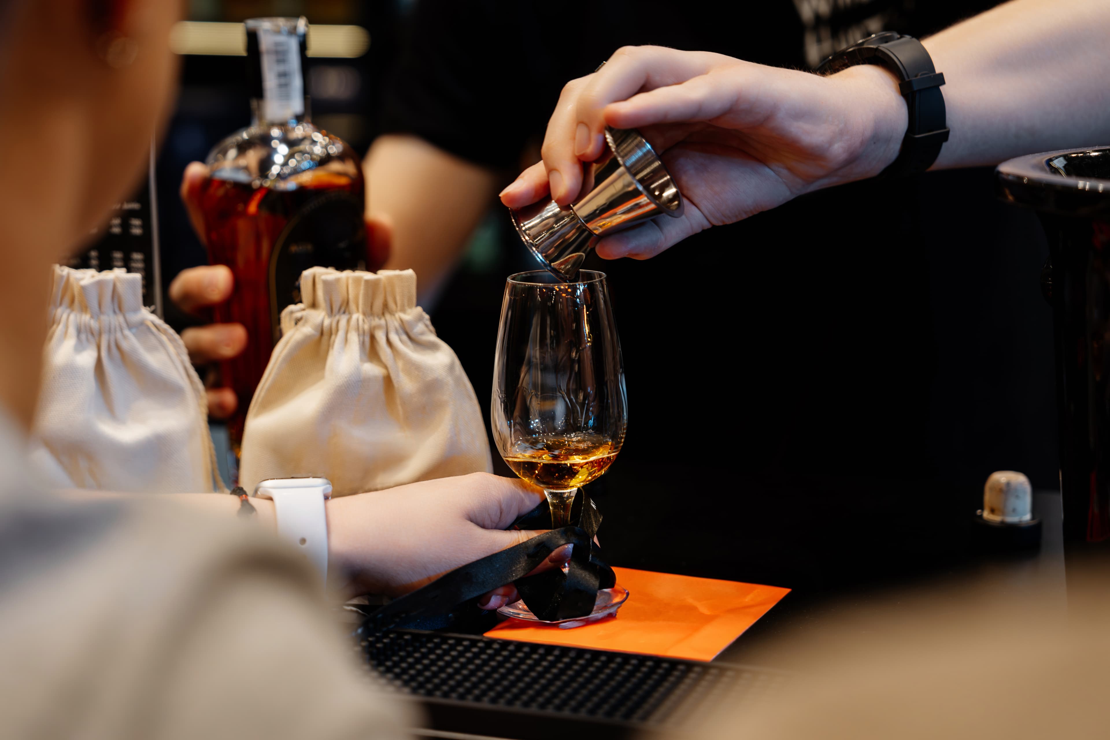 Whisky wordt ingeschonken tijdens een whisky proeverij van The Cocktail Company