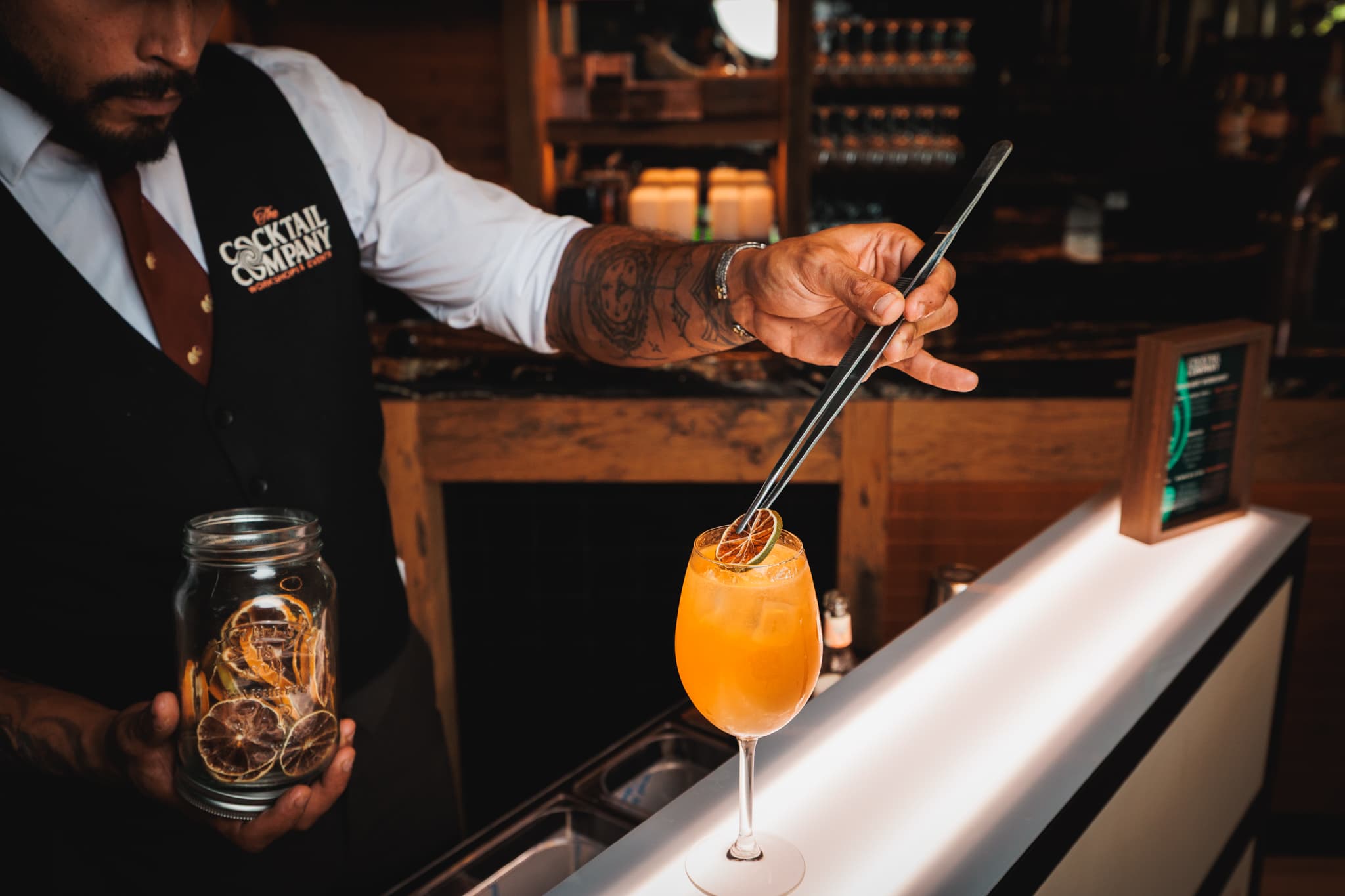 Cocktail shaker die laat zien hoe je een cocktail maakt in bar in Breda
